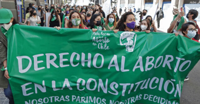 Autoridades apruebas el aborto antes de las 13 semanas de embarazo