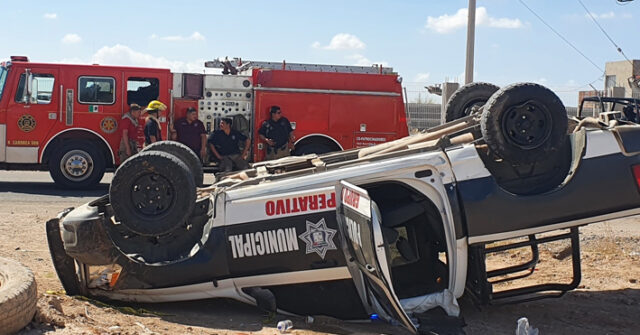 Agentes policiacos resultan lesionados al sufrir aparatoso accidente en Caborca