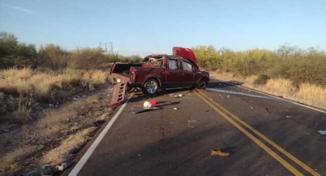 Destrozada quedó la camioneta, tras volcarse en la carretera Hermosillo-Ures.