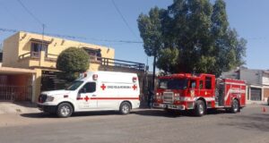 Bomberos y paramédicos de Cruz Roja en la atención a este servicio de emergencia.