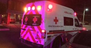 Paramédicos de Cruz Roja trasladaron al hombre herido al Hospital General.