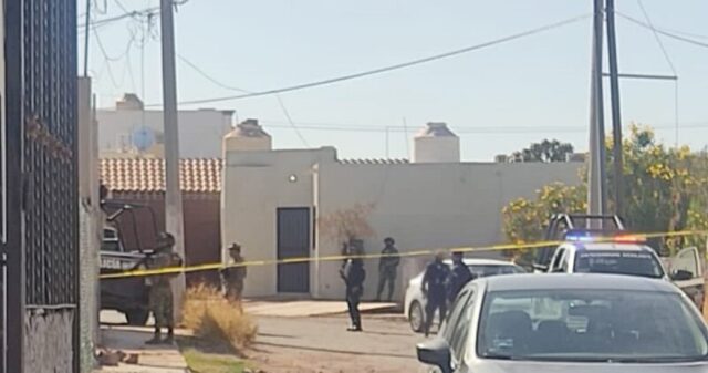 La casa resguardada por policías y marinos en el sector Colinas de Guaymas.