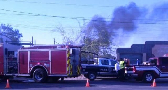 Personal de Bomberos de Hermosillo atendió el incendio de una planta recicladora de materiales.
