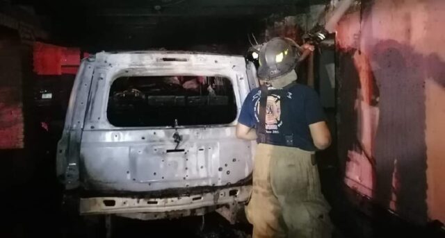 Sitio del ataque consumado por sicarios, donde además incendiaron un vehículo.