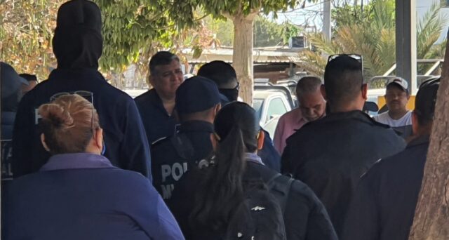 El alcalde Luis Fuentes en encuentro con policías inconformes.