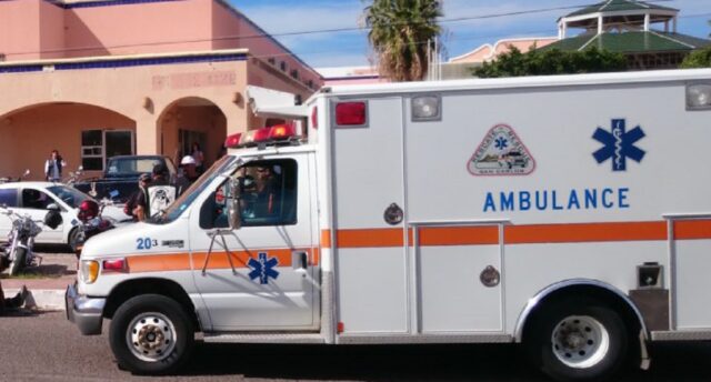 Paramédicos del Rescate de San Carlos auxiliaron al joven motociclista lesionado.
