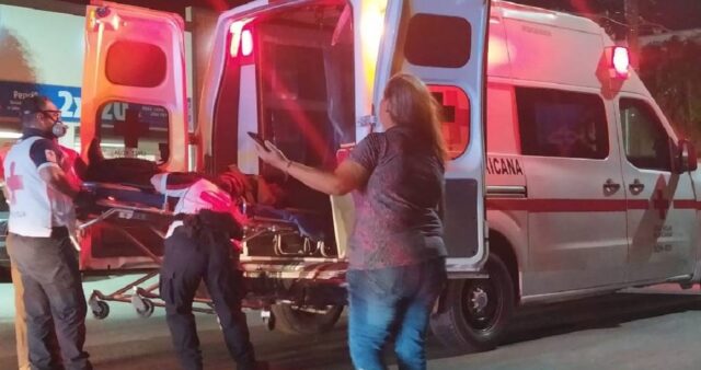 Paramédicos de Cruz Roja brindaron auxilio a un hombre, que fue lesionado a golpes en Valle del Mar.