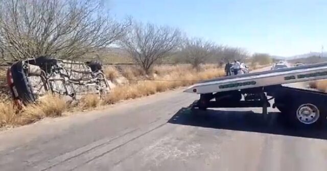 La unidad volcada en la carretera Hermosillo-Mazatán.