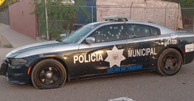 Acribillan a dos policías a bordo de la patrulla en Sonora