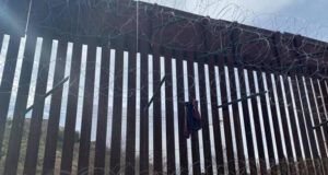 Muere mujer al quedar colgada en muro fronterizo por Sonora