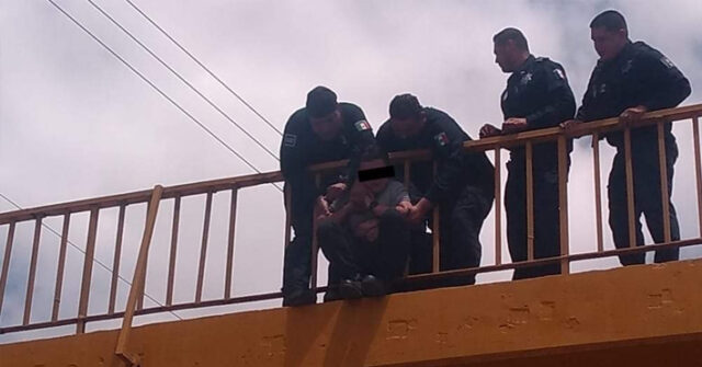 Policías salvan a hombre que intentaba lanzarse de un puente en Hermosillo