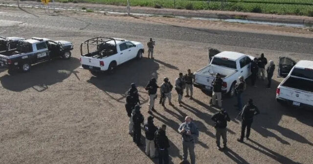 Comando armado despoja a custodios de camión de camión blindado en Vícam