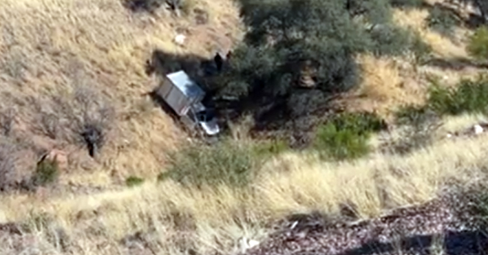 Muere conductor al caer a un barranco en el Oriente de Nogales