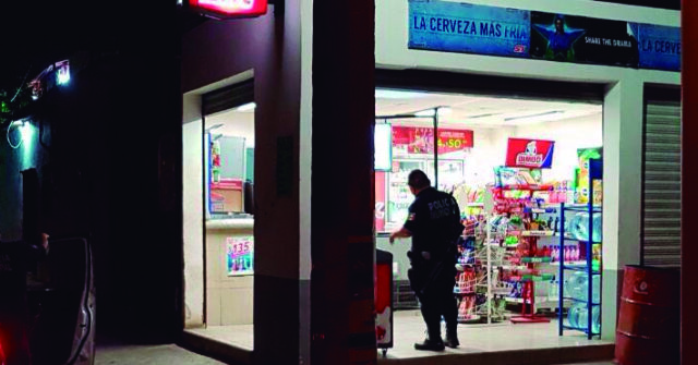 Asaltantes amarran a trabajadores de un expendio para llevarse dinero, cigarros y cerveza en San José de Guaymas