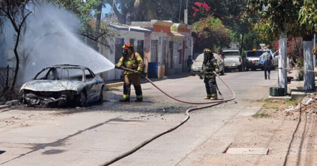 Cae cable de alta tensión sobre auto y sufre perdidas totales al incendiarse en la colonia Punta Arena