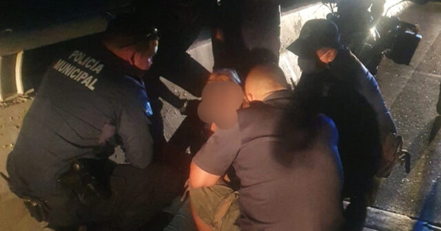 Policías salvan a mujer que intentaba lanzarse desde un puente en Hermosillo