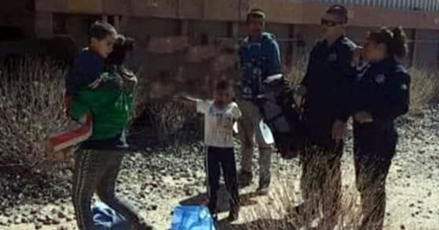 Mujer pierde a sus hijos de 2 y 5 años al bajar del tren para conseguir agua en Sonora