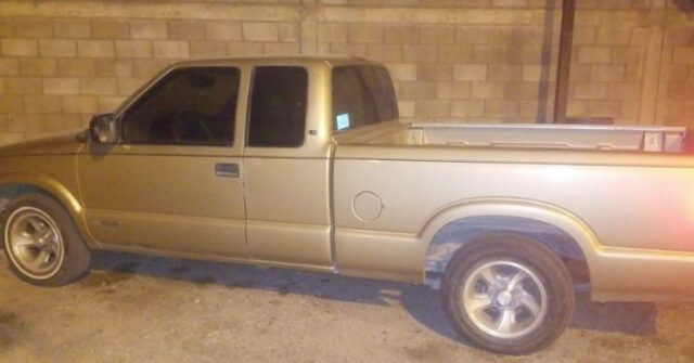 Pareja es detenida por comprar vehículo robado por medio de facebook en Sonora