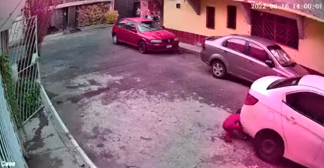 Conductor atropella a niño que buscaba una pelota abajo del auto