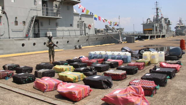 Marinos aseguran mil 600 kilos de cocaína frente a las costas de México