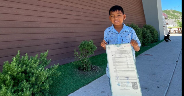 Mateo ya podrá ir a escuela después de ser registrado a sus 7 años de edad