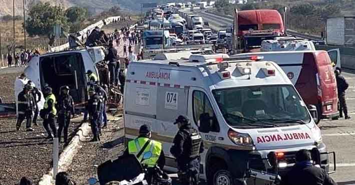 Vuelca camión con peregrinos que deja como saldo al menos 26 heridos y tres muertos.
