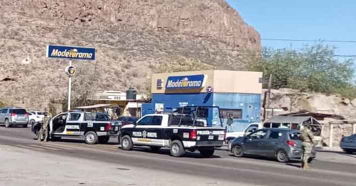 Sujetos armados interceptan a conductor y lo despojan de vehículo en la carretera Guaymas-Empalme.