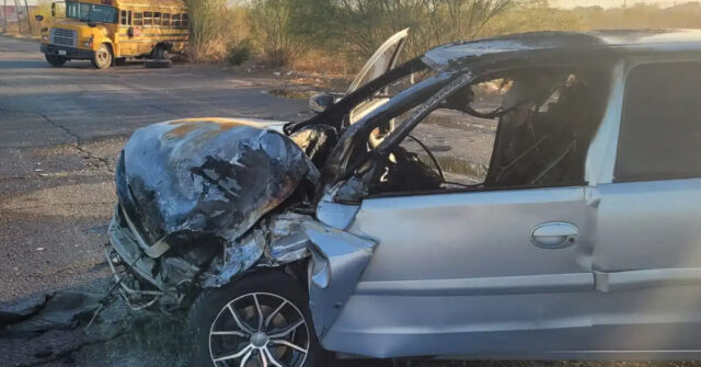 Mujer mujer al sufrir un accidente e incendiarse su vehículo en Cajeme.