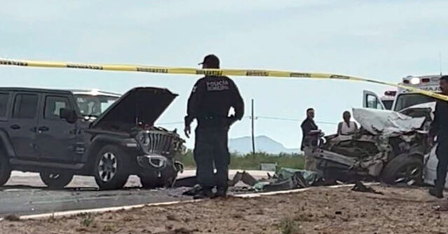 Vehículos presentan pérdidas totales al chocar de frente en la carretera que conduce al Delfinario Sonora.