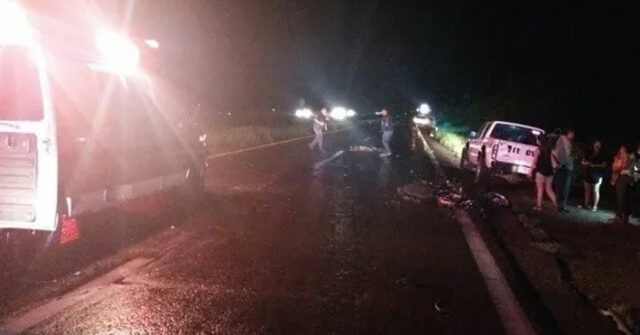 Guaymas, Sonora.- La noche del jueves dejó de existir una mujer que sufrió un brutal accidente en motocicleta, cuando circulaba sobre la carretera internacional, a la altura del poblado Santa Clara, en la salida Norte de Guaymas. La víctima respondía al nombre de Adriana Lizeth y con domicilio en el Felipe Ángeles. Se dijo que el accidente ocurrió el pasado domingo, cuando Adriana Lizeth, viajaba de acompañante a bordo de una motocicleta y fueron embestidos por un vehículo fantasma. Adriana Lizeth había resultado gravemente lesionada, por lo que fue auxiliada por paramédicos de Cruz Roja y trasladada a un hospital, donde lamentablemente dejó de existir como consecuencia de las heridas.