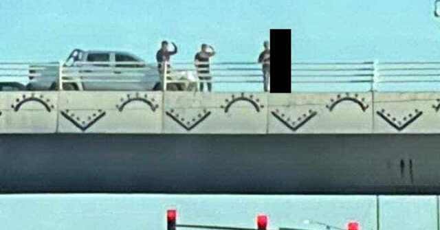 Policías rescatan a mujer que amenazaba con lanzarse desde un puente en Hermosillo