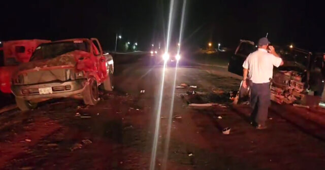 Brutal choque de frente deja dos personas heridas en el camino a la playa de "El Cochórit"