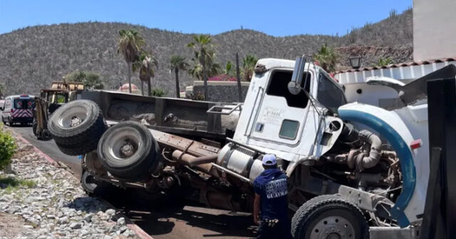 Chófer resulta herido al lanzarse de dompe antes de estrellarse contra caseta en San Carlos