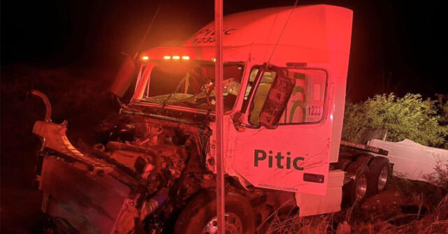 Vuelca tráiler cargando con carne en el tramo carretero Agua Prieta-Janos