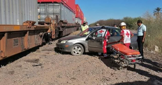 Conductora es embestida por el tren carguero cuando intentaba ganarle el paso en Cajeme.