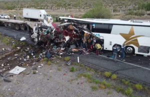 Brutal accidente de minibús deja al menos 16 niños muertos Brutal accidente de minibús deja al menos 16 niños muertos