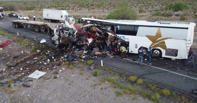 Brutal accidente de minibús deja al menos 16 niños muertos