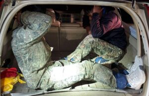 Atrapan a estadounidense con cuatro migrantes y dos armas Así llevaban a los migrantes ilegales dentro de la vagoneta.