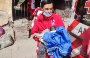 Buscan a familiares de bebé que nació en la vía pública; su madre padece de sus facultades mentales