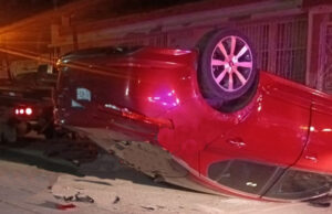Joven se estrella contra un auto estacionado en el sector Centro