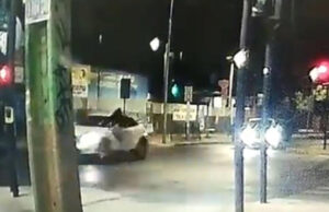 VIDEO: Mujer atropella a hombres que intentaban asaltarla