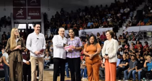 Gobernador Durazo fortalece economía de 16 mil familias con tarjetas de oportunidades del Bienestar Gobernador Durazo fortalece economía de 16 mil familias con tarjetas de oportunidades del Bienestar