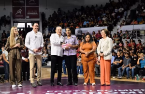 Gobernador Durazo fortalece economía de 16 mil familias con tarjetas de oportunidades del Bienestar Gobernador Durazo fortalece economía de 16 mil familias con tarjetas de oportunidades del Bienestar