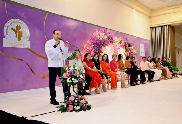 Gobernador Durazo reconoce a madres trabajadoras al servicio del Gobierno de Sonora Gobernador Durazo reconoce a madres trabajadoras al servicio del Gobierno de Sonora