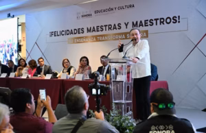 Gobernador Durazo reconoce vocación transformadora de las maestras y maestros en su día Gobernador Durazo reconoce vocación transformadora de las maestras y maestros en su día