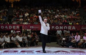 Gobernador Durazo impulsa becas universales para aliviar gasto familiar y mantener a jóvenes en clases Gobernador Durazo impulsa becas universales para aliviar gasto familiar y mantener a jóvenes en clases