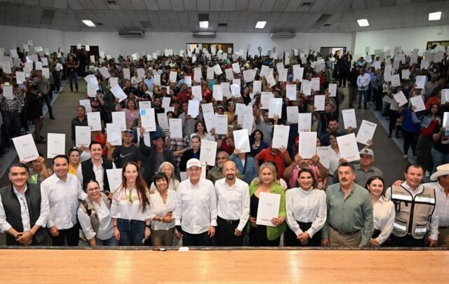 Gobernador Durazo y Sedatu entregan escrituras y fortalecen certeza patrimonial en Sonora.
