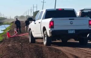 Dejan cuerpo «encobijado» con un «narcomensaje» en el Valle del Yaqui Dejan cuerpo "encobijado" con un "narcomensaje" en el Valle del Yaqui.