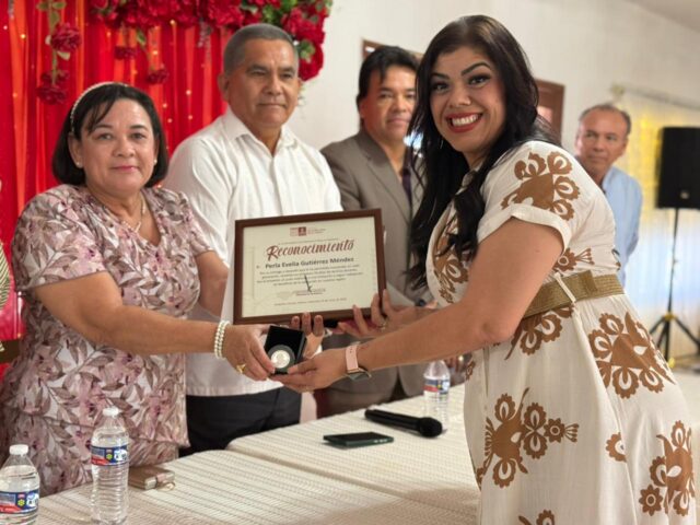 Celebra Ayuntamiento de Empalme a maestros por su día