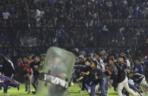 TRAGEDIA: Trifulca en estadio de futbol deja al menos 127 muertos y cientos de heridos Trifulca en estadio de futbol deja al menos 127 muertos y cientos de heridos